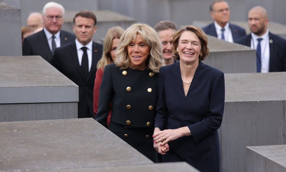 Первые леди Франции и ФРГ Брижит Макрон и Эльке Бюденбендер смеялись во время посещения мемориала памяти жертвам Холокоста в Берлине в 2024-м году. Источник: Reuters