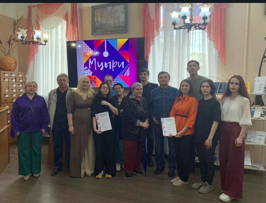 Я, честно, совсем без понятия, почему я почти не улыбаюсь на всех этих общих фотографиях, наверное из-за стресса, хахах