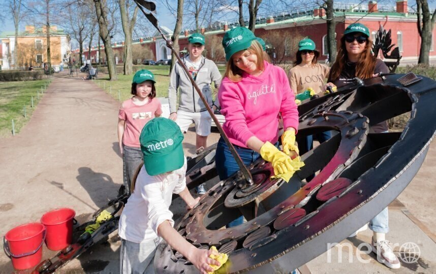   Трудовой десант газеты Metro на субботнике в Петропавловской крепости.Алёна Бобрович