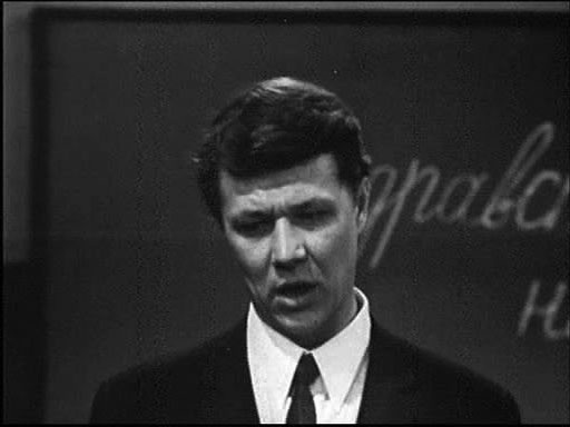 
В центре сюжета родительское собрание в 6 Г классе. На нем папы разбирают сочинения детей о Папе.
Интересно, как видят наши дети нас. Какие мы в их глазах? В чем мы не правы? Какие ошибки мы допускаем в воспитании детей? Нам порой ,кажется, что мы правы воспитывая детей ,а так ли это? Как оно соотноситься с современным воспитанием?
Оставляйте ваше мнение .
Продолжать эту рубрику ?