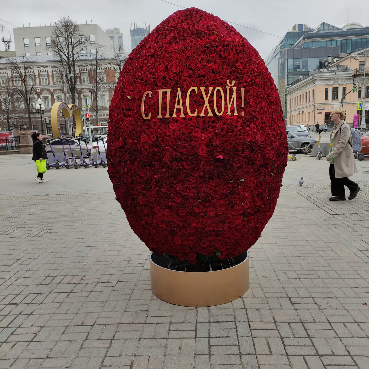 Пасхальное яйцо из живых роз. Фото автора