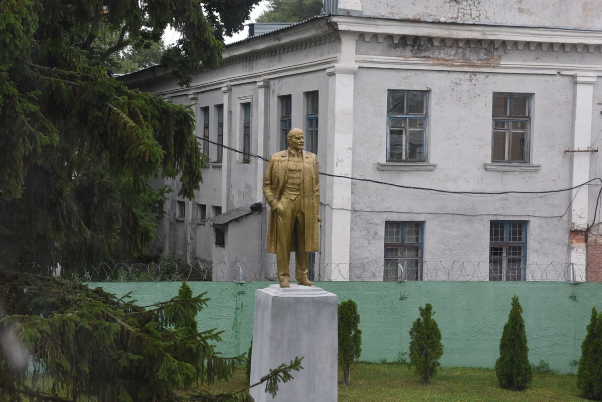    Ленину 155 лет: фотографии 124 памятников вождю пролетариата в Курской области