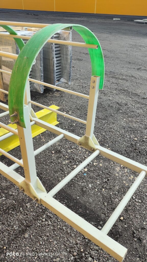 Композитная лестница с ограничителем, крепление через стеклопластиковую пластину толщиной 6мм