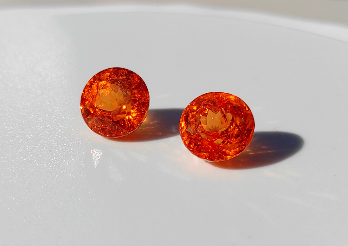 Гранаты спессартины цвета "Фанта"