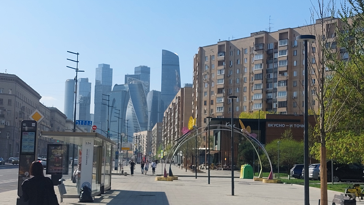 Впереди - Москва-сити, а мне - направо