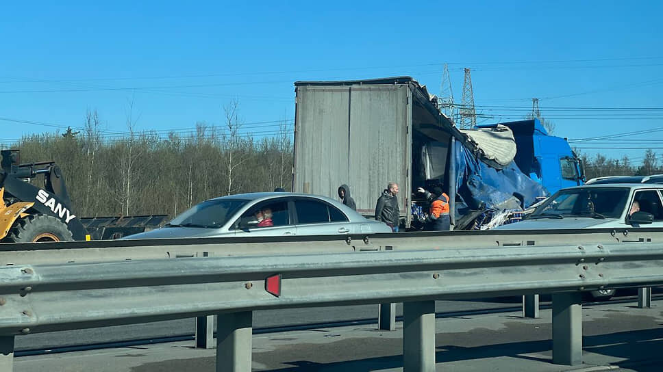 Последствия столкновения легковушки и фуры, после которого на КАД образовались серьезные пробки и озеро из пенного.📷Фото: Ильфат Фагизов