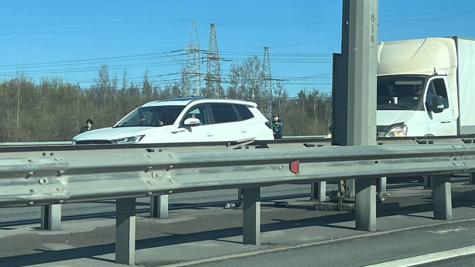 Последствия столкновения легковушки и фуры, после которого на КАД образовались серьезные пробки и озеро из пенного.📷Фото: Ильфат Фагизов