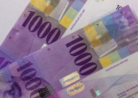    «Доллар — рисковый актив». Экономист советует украинцам хранить сбережения в швейцарских франках, облигациях или в земле