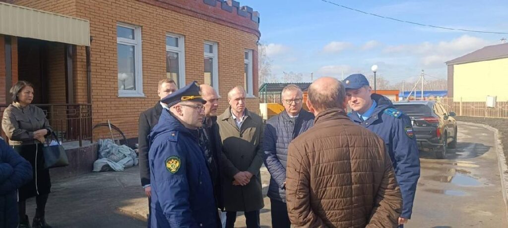    Прокуратура Новосибирской области в рамках надзорного сопровождения проинспектировала ход строительства детского сада в селе Марусино, возводимого в рамках нацпроекта «Демография» Фотография с с айта epp.genproc.gov.ru