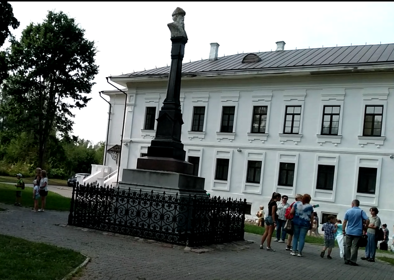 Монумент Василию I на Соборной горе в Плёсе