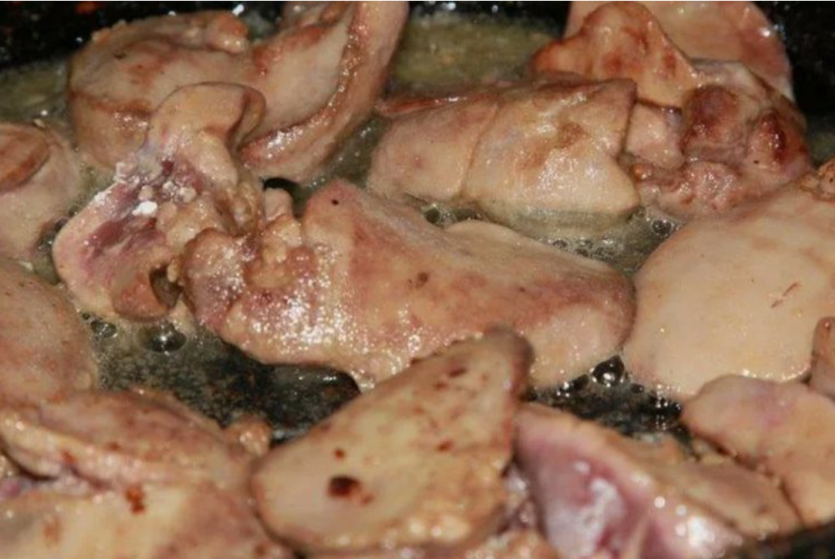 Базовый рецепт, поражающий своей легкостью.
Тебе понадобится: 200 г печени форели, соль, молотыйчерный перец, растительное
масло.
Приготовление: Очисти печень рыбы и обязательно срехжь следы желчи, чтобы она
не горчила. Обжарь печень в разогретом масле с двух стторон до румянца, посоли и
поперчи в процессе готовки.