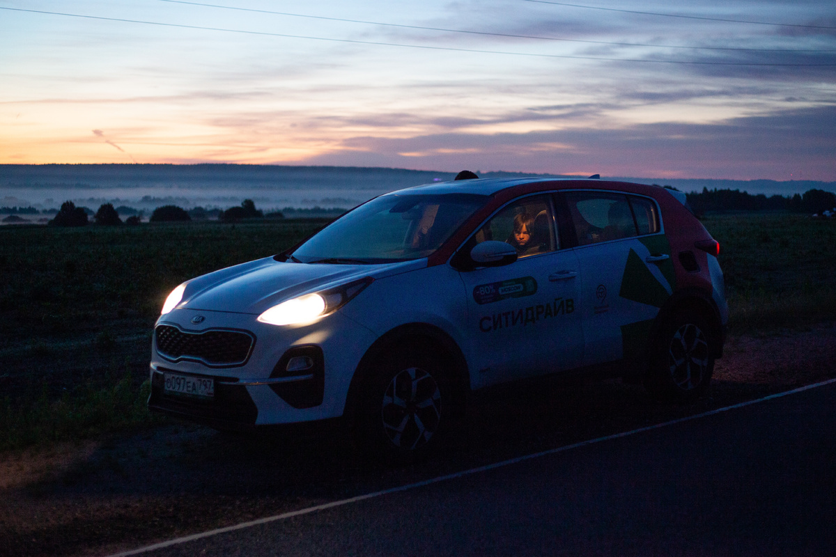 Регистрируйтесь в Ситидрайве с промо-кодом WrmGDB, даже если у вас права появились вчера. И катайтесь за поездами на любом из тысяч автомобилей! 