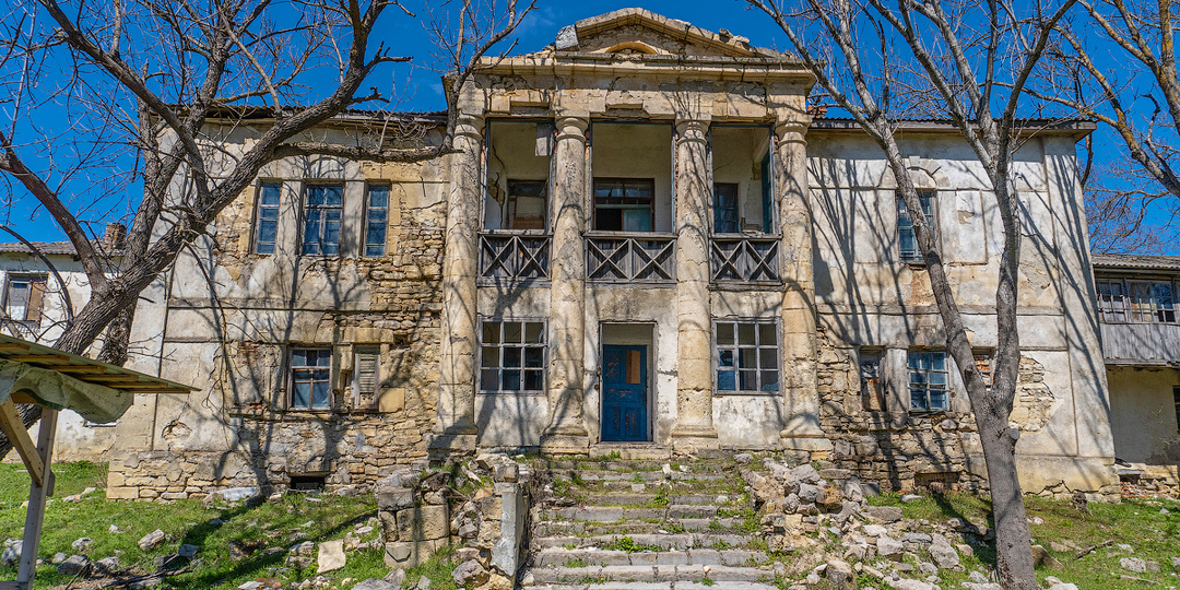 Заброшенное имение Сартана, Белогорский район. Крым.