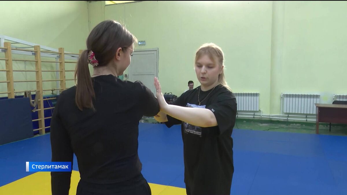    В Башкортостане бронзовая призерка мира по ММА провела мастер-класс по самообороне для девушек