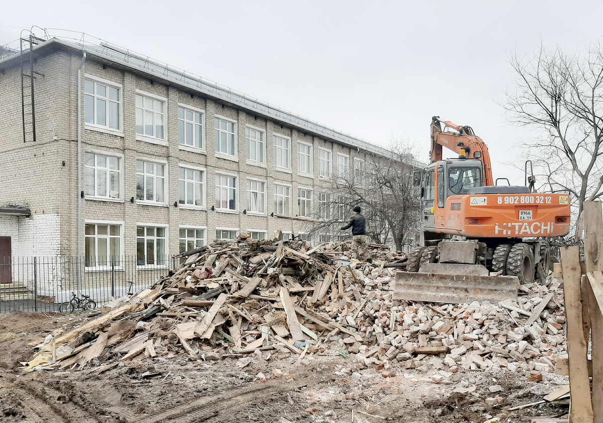 Обгоревший дом на улице Пугачёва, 61 наконец-то «ушёл» со школьного двора