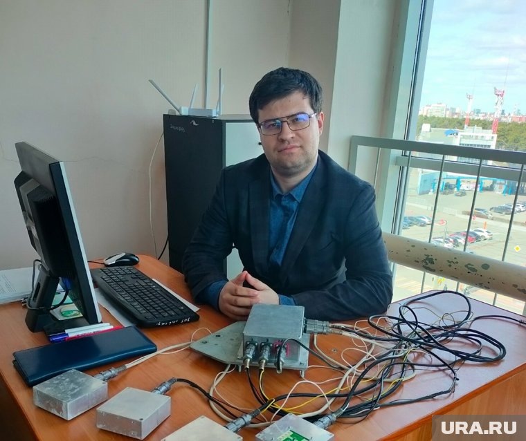 Разработчик Николай Дударев использовал радиодальномеры для превращения полученных ими расстояний в координаты дрона. Фото: пресс-служба ЮУрГУ
