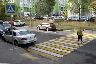 Для водителей в городах с плотным трафиком вопрос парковки возле пешеходных переходов — головная боль.