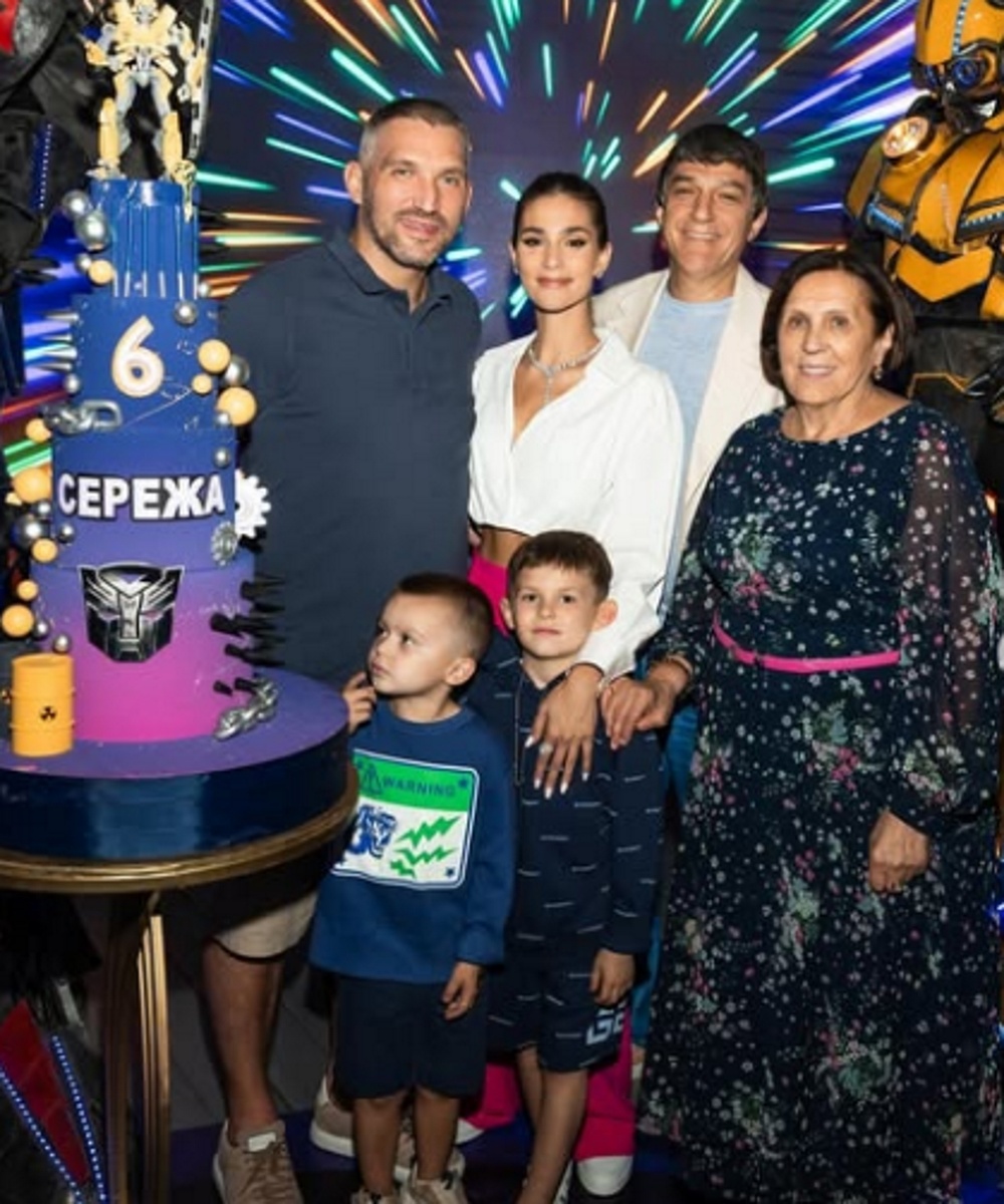 Анастасия Шубская с Александром Овечкиным и сыновьями Сергеем и Ильей. Фото: соцсети