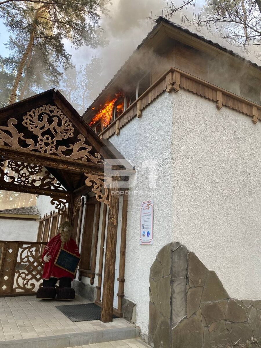 Выяснилось, что загорелись трава и камыш.

Видео: Воронеж №1Потушили за полчаса

 В 6:30 утра в любимом горожанами парке «Дельфин» загорелось кафе. Огонь возник на втором этаже и охватил площадь 50кв.м.



Потушить его удалось уже в 7:06, с огнем боролись два пожарных расчета.

Никто не пострадал. Внутри кафе никого не было.

 Причина пожара устанавливается.

Напомним, что вчера в регионе возник другой мощный огонь. Ландшафтный пожар охватил село Бабяково. Клубы дыма буквально поднимались над дорогой.