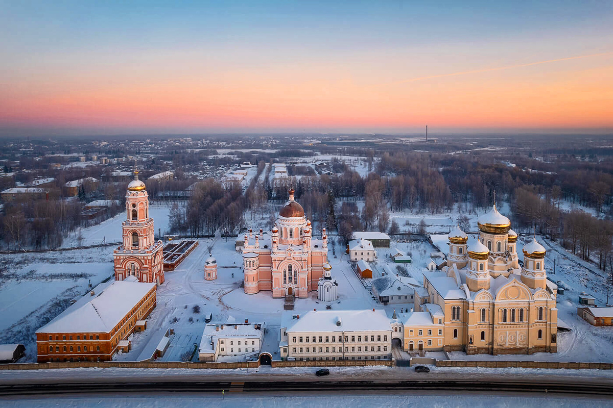 Вид на Казанский монастырь с высоты птичьего полёта. Фотография взята из свободного интернета.