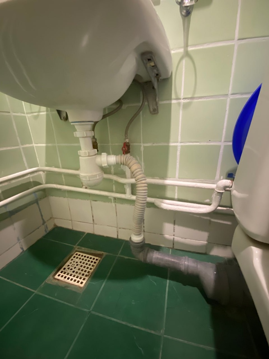 Трап вместо душевого поддона. Поменяли трубы, но не все. Помню на техническом перевооружение завода N подрядчик скидывал на проектировщиков подобную работу, присылал свои почеркушки и с просьбой посчитать замену старых труб на новые, оформив виде РД...