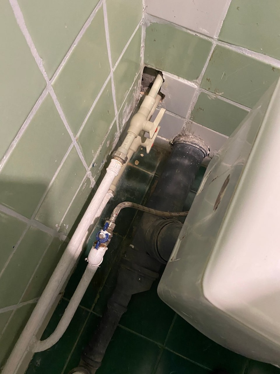 Шахта для сетей ВК уходит в коридор номера и имеет зашивку в виде лакированных деревянных панелей