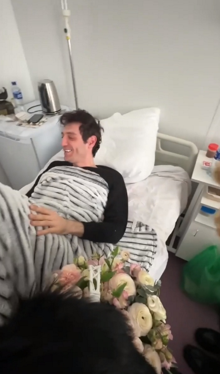Александр Шепс в больнице выглядит изможденным и похудевшим. Фото: соцсети героя публикации