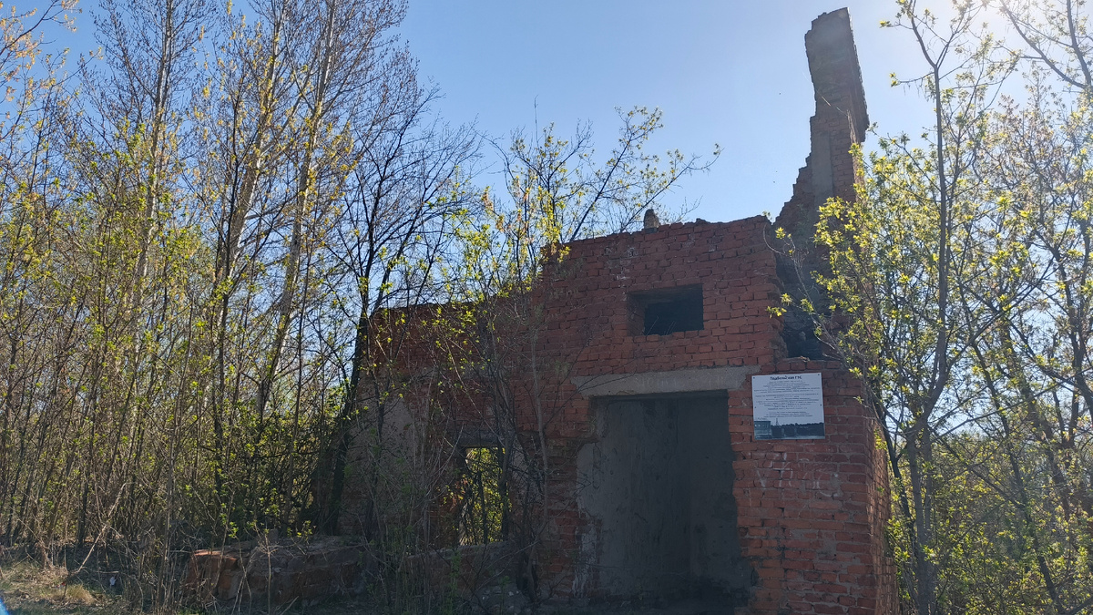 Здание бывшей Подбельской ГЭС. 22.04.2025. Фото автора. Те самые руины, которые я увидела зимой.