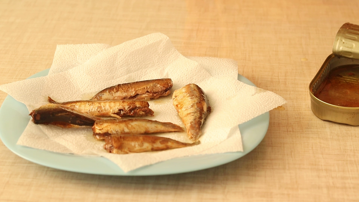 Шпроты лучше покупать среднего размера.