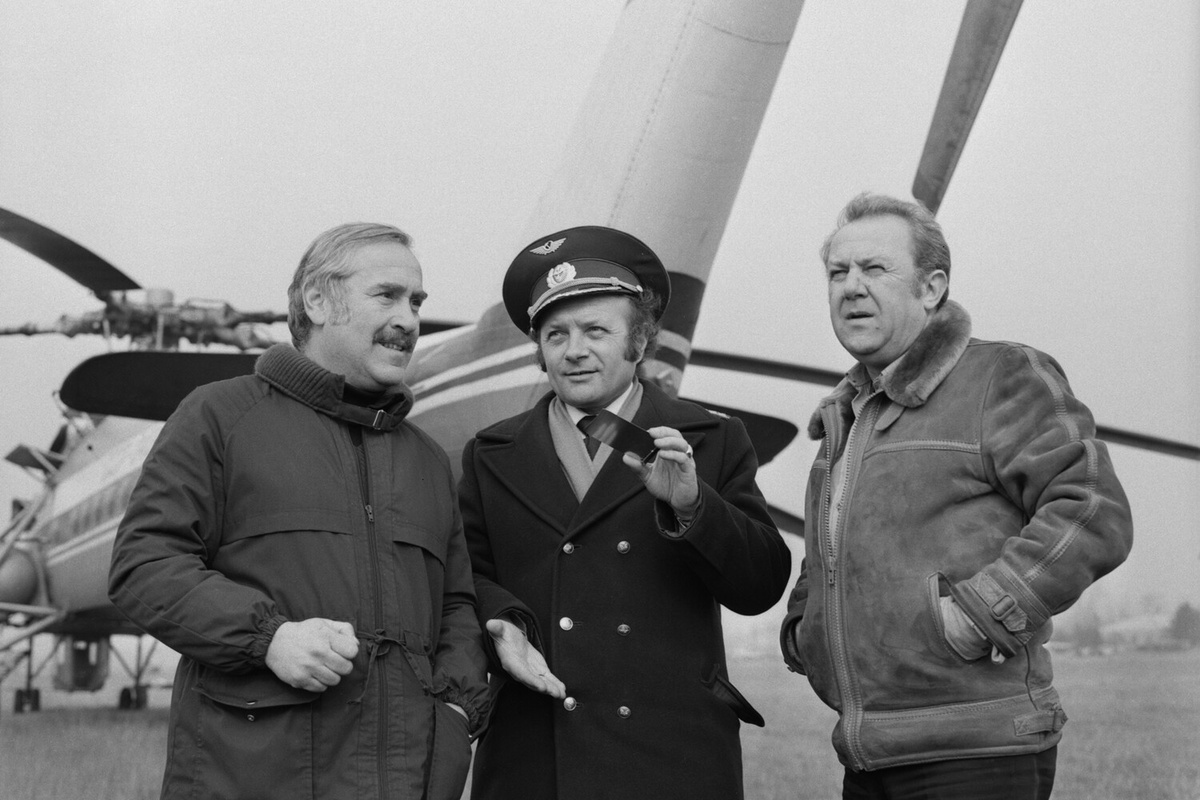 Зураб Церетели (справа) с главным конструктором вертолета «МИ-10К» Н. Эдишерашвили и пилотом Г. Мальцевым, участвующими в установке скульптурной композиции «История Грузии» в Тбилиси, 1982 год    📷