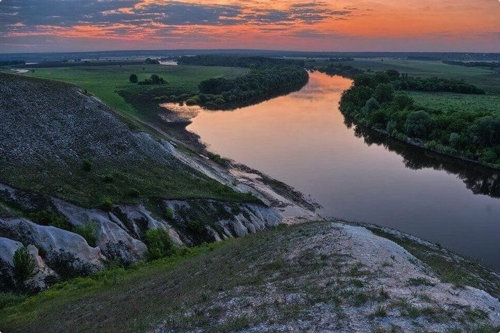 В этой чудесной сказке дед Митяй, мудрый и добрый казак, спасает свою родную реку Дон от древнего зла. Он учит детей и взрослых ценить природу, беречь родные земли и помнить о своих корнях. Погрузитесь в мир казачьей культуры, где доброта и любовь к родной земле сильнее всякого зла.