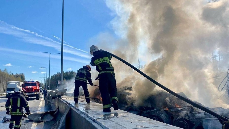    Сотрудники МЧС ликвидируют последствия ДТП с участием двух грузовиков и легкового автомобиля на 195-м км трассы М-11 "Нева" в Тверской области, 22 апреля 2025 года. Автор фото: Пресс-служба МЧС России