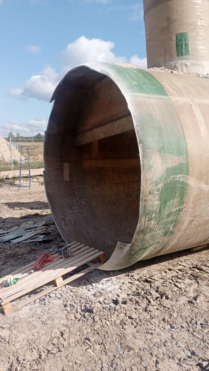 Разрыв торцевой чаши стеклопластиковой емкости