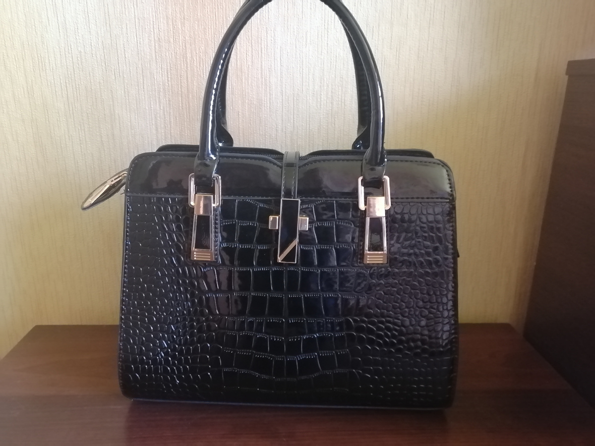 Если вы хотите, чтобы ваша любимая сумочка всегда выглядела, как новенькая, раз в неделю протирвйте её тёплой водой, в которую добавлено несколько капель нашатырного спирта. По окончании работы освежите сумочку мягкой тряпочкой, на которую нанесите немного вазелина или глицерина. Пятна на белом изделии можно убрать с помощью разрезанной луковицы или смеси из тёплого молока и взбитого белка. 