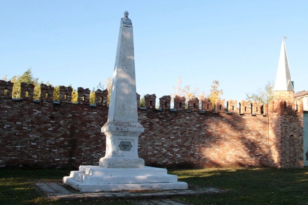    Один из самых маленьких памятников Ильичу стоит в Елабуге. Фото: Исполком города Елабуга