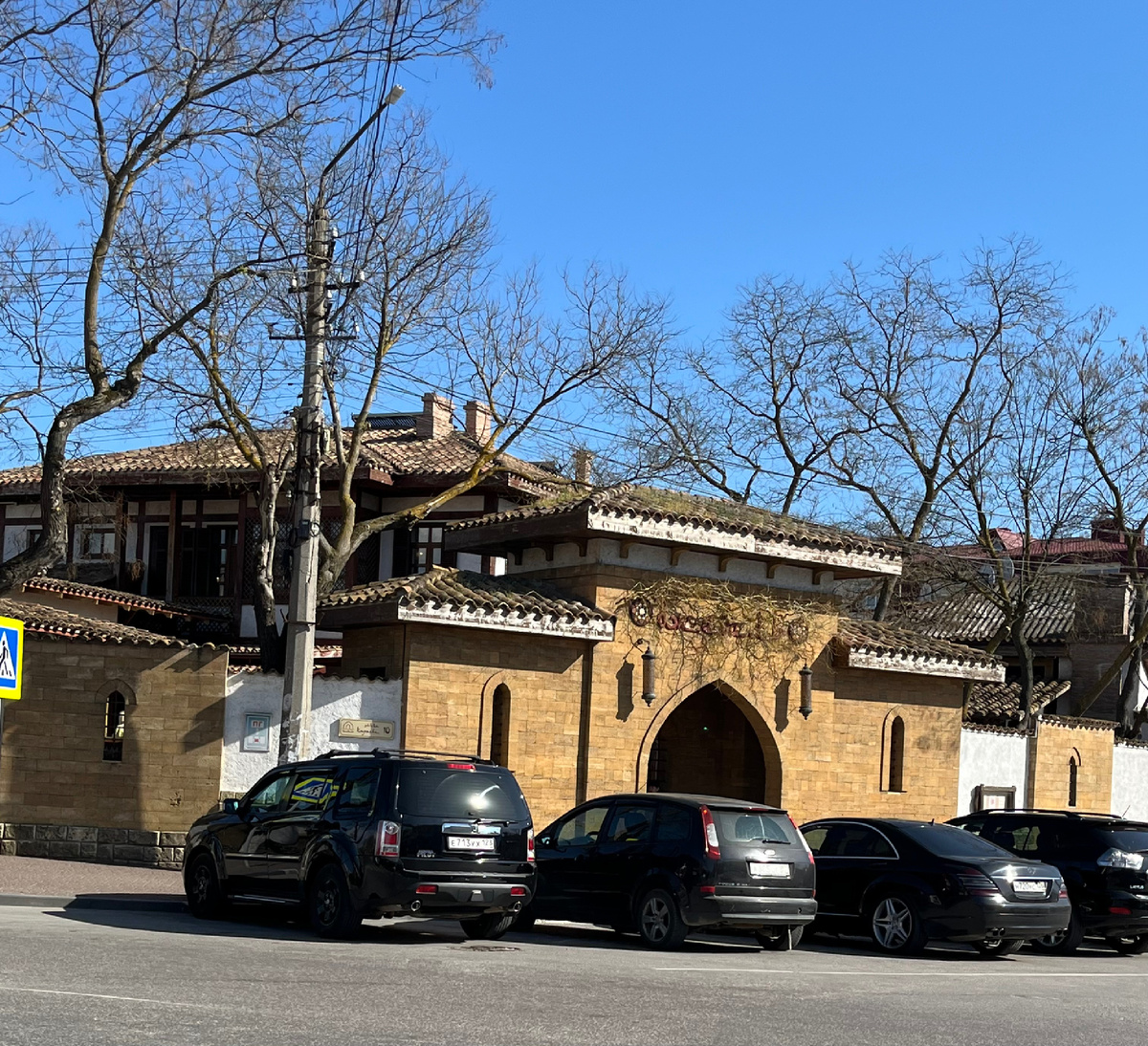 Парковка перед ним всегда забита