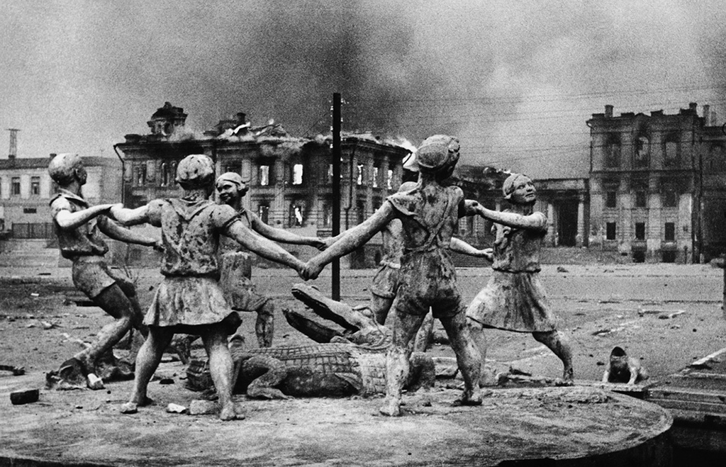 Эммануил Евзерихин. Сталинград, фонтан «Дети». 1942 год