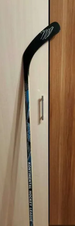    Клюшку с автографом звезды хоккея Ильи Ковальчука продают в ПетрозаводскеВасилий Пономарев / Эдгар Брещанов / Sportbox.ru
