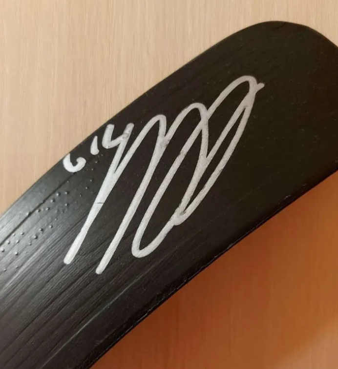    Клюшку с автографом звезды хоккея Ильи Ковальчука продают в ПетрозаводскеВасилий Пономарев / Эдгар Брещанов / Sportbox.ru