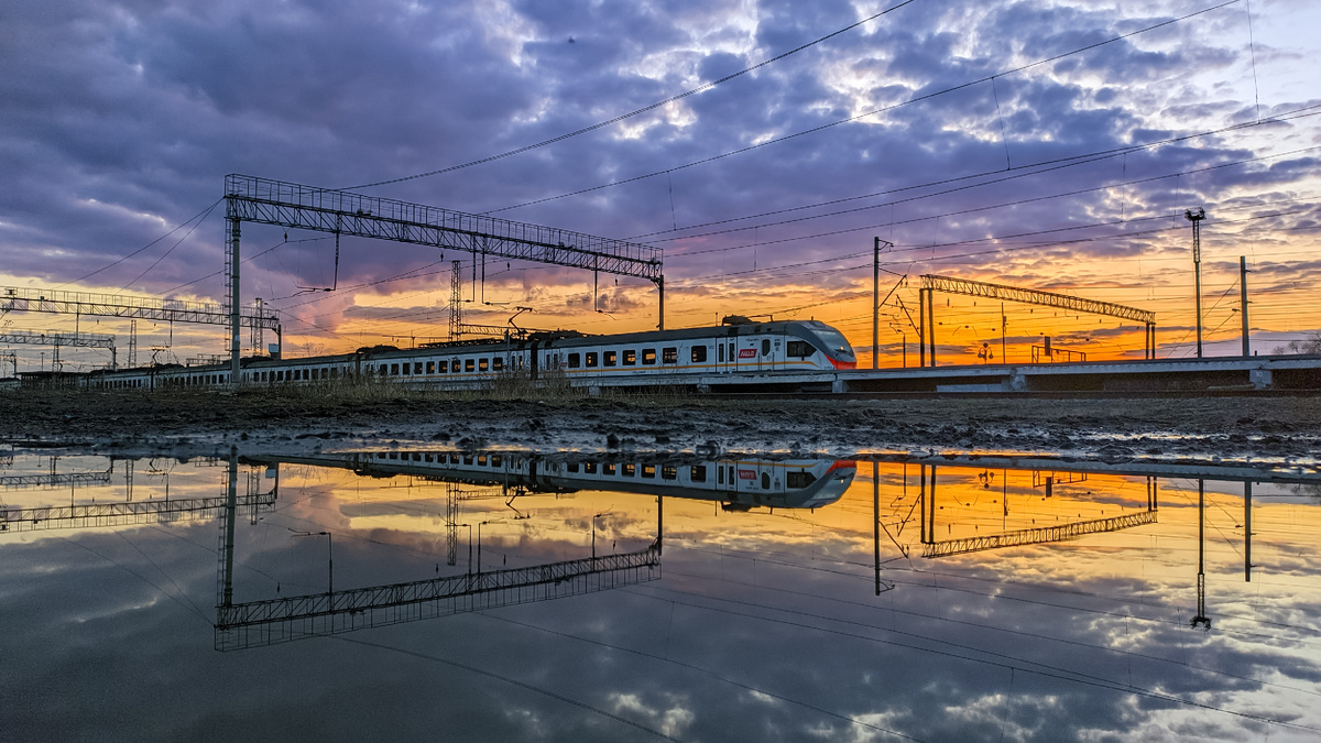 Закат. Станция. Тишина. Скоро — в путь.