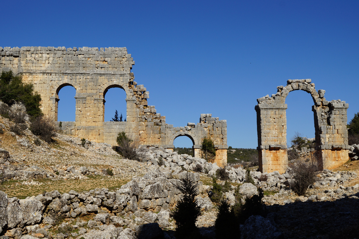 римский акведук (Листайте галерею)