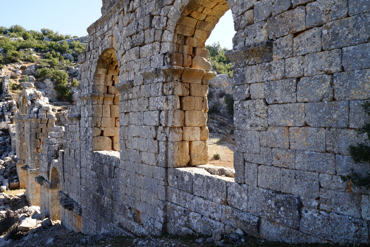 римский акведук (Листайте галерею)