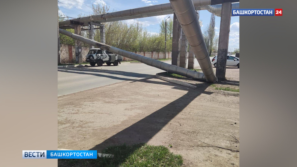    В башкирском городе на дорогу упала труба, заблокировав движение