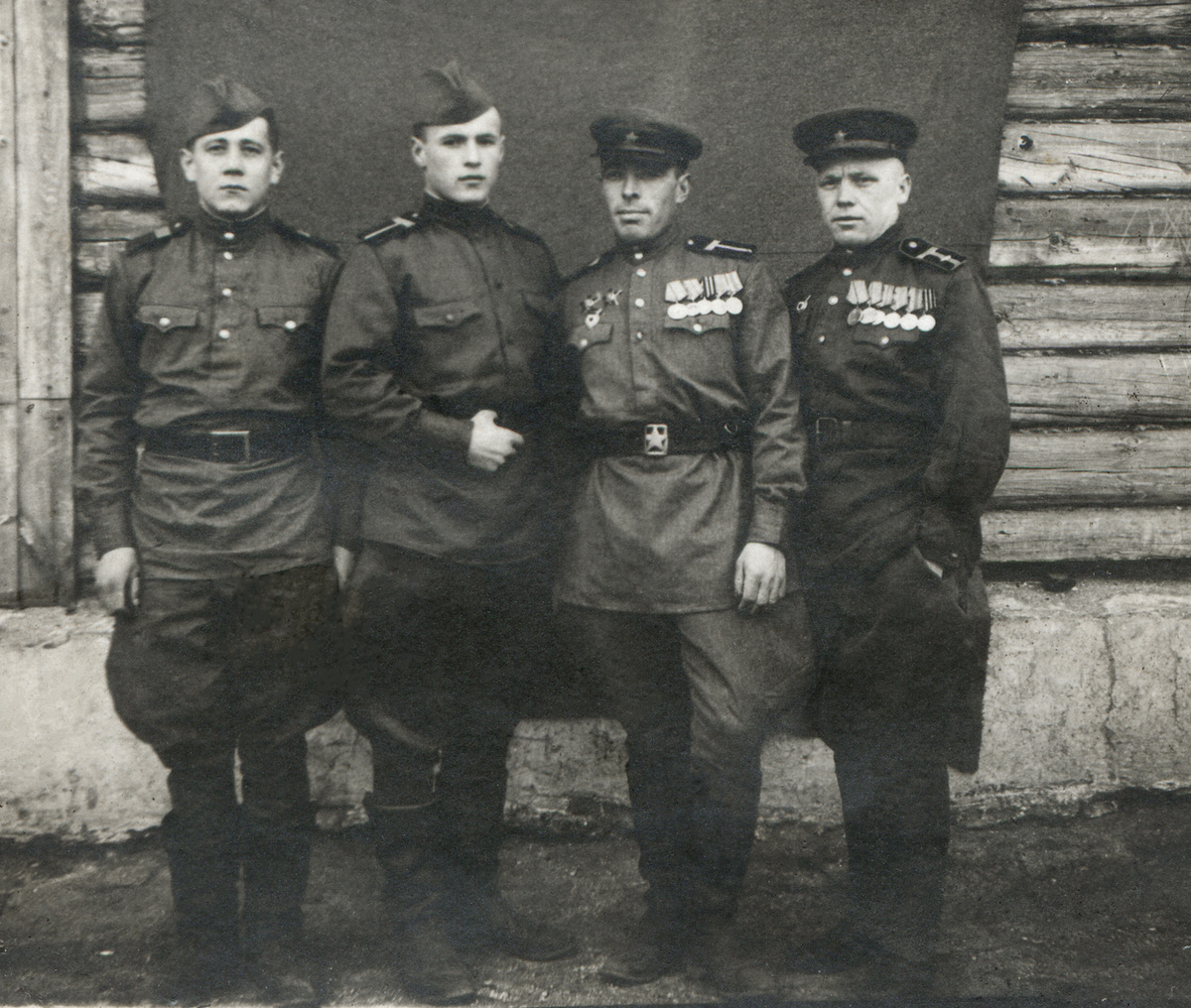 Зубков Матвей Филиппович - второй справа