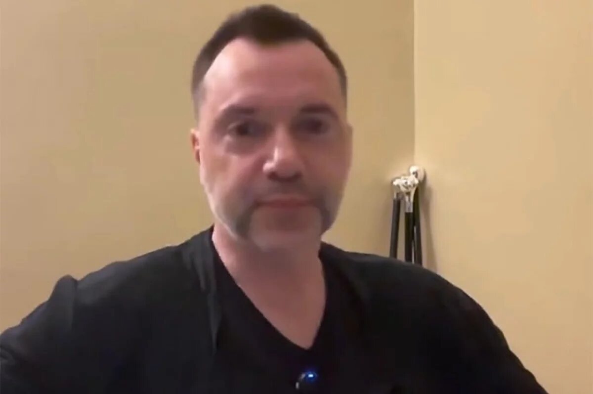    На Арестовича и других блогеров, которые критикуют Зеленского, готовят уголовные дела.