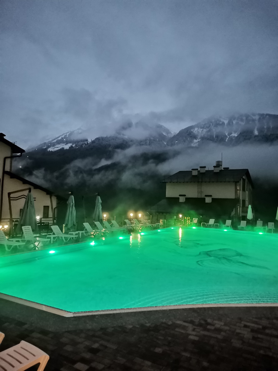 Комплекс Беларусь с видом на горы