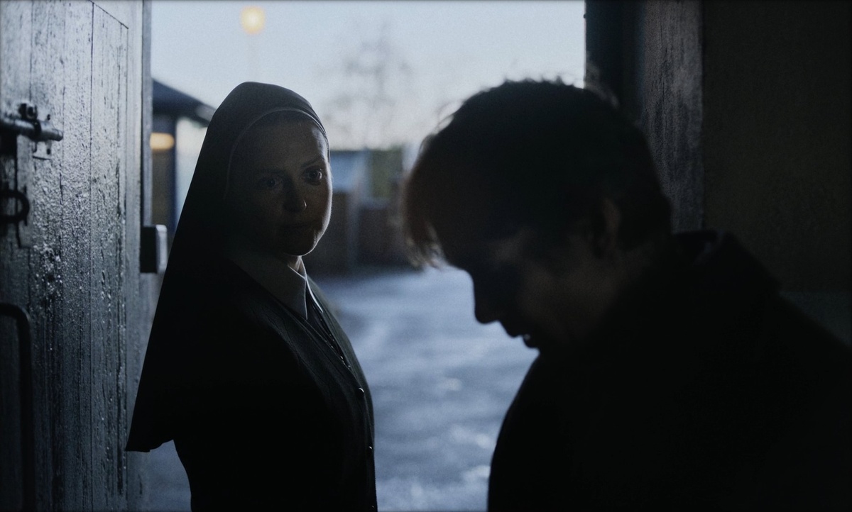 Угрожающая атмосфера монастыря усиливается благодаря враждебному стилю общения монахинь. 