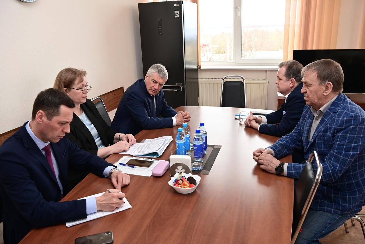    Глава Карелии Артур Парфенчиков провел совещание на комбинате «Славмо». Фото: «Республика» / Сергей Юдин