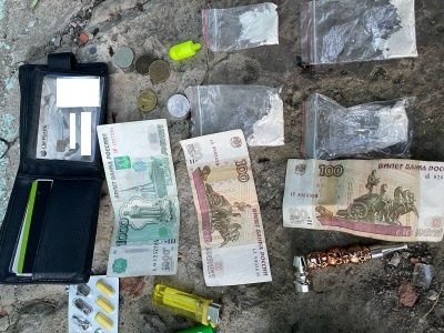 Подозреваемый забрал наркотики в тайнике в лесу