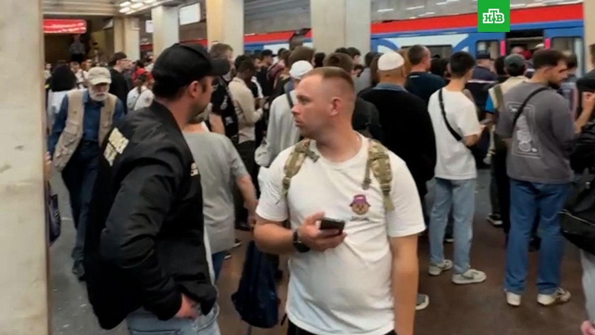    На участке оранжевой ветки метро Москвы остановили движение поездов